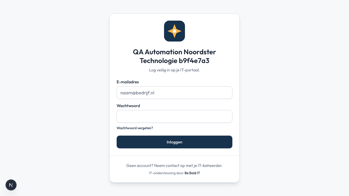 Inlogscherm van een zelfstandig IT-portaal met een herkenbaar logo, eigen kleuren en twee veilige aanmeldmogelijkheden