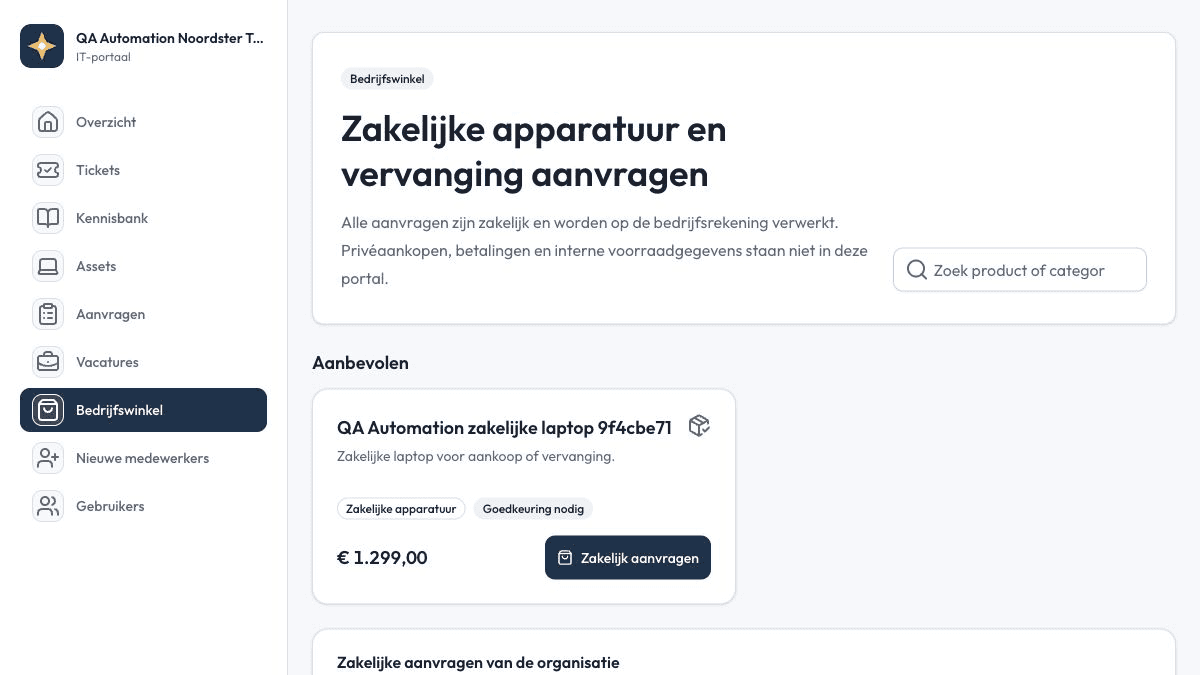 Klantportaal met een zakelijke laptopaanvraag naast de stappen voor het aanmelden van een nieuwe medewerker